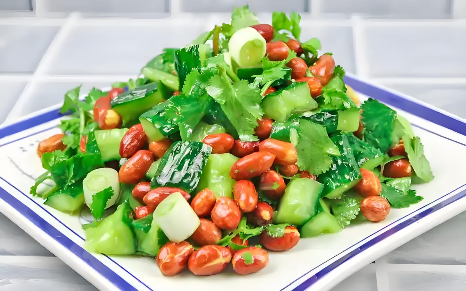 11. "Хуашэн ми пай хуангуа" (салат из огурцов с арахисом)